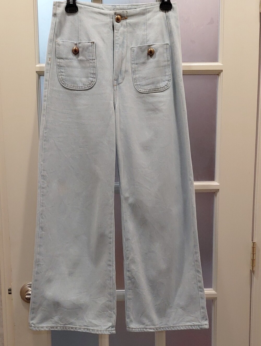 "Zara" Womens Sz.2 Light Blue Wide Leg Jeans. 3 Gold buttons, 4 Rounded Pockets